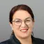 Porträtfoto: Kathrin Jung, Geschäftsführerin Energie Brandenburg mit Blazer und Brille.
