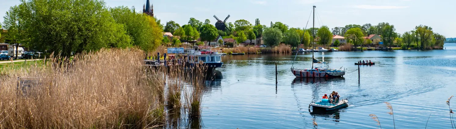 Brandenburg: Blick von der Havel auf den Hafen von Werder. Mehrere Boote im Vordergrund.