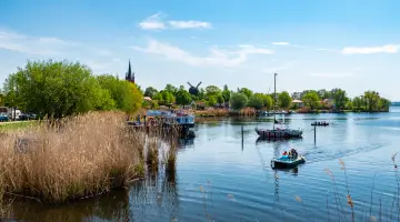 Brandenburg: Blick von der Havel auf den Hafen von Werder. Mehrere Boote im Vordergrund.