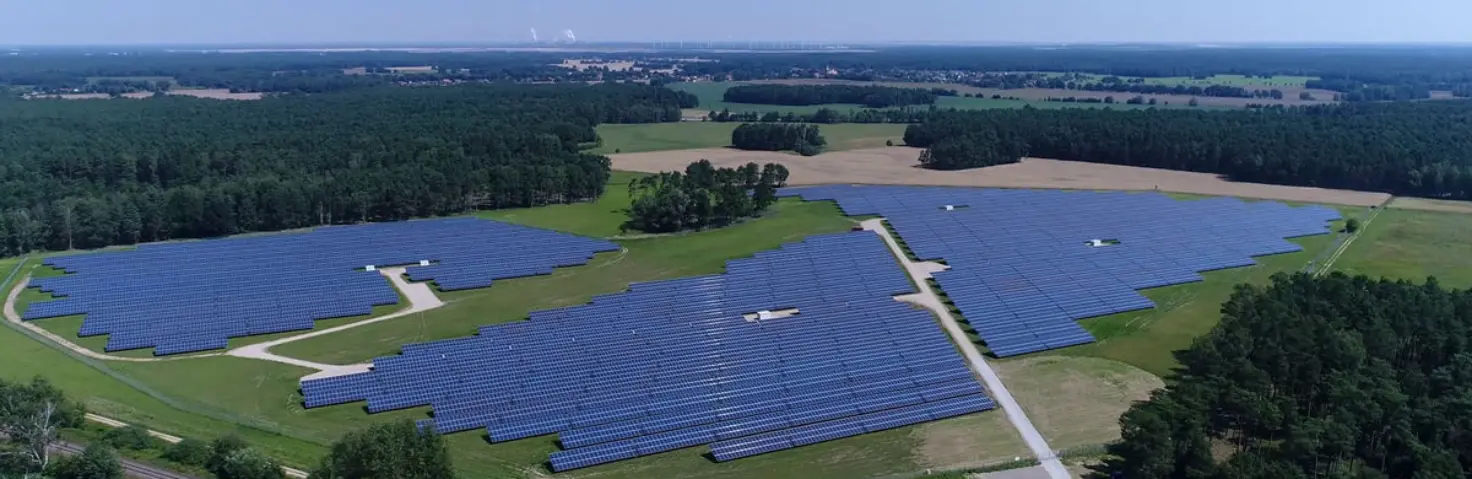 Der Solarpark Frauendorf von SpreeGasSolar aus der Luft betrachtet. Drumherum Wälder.