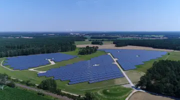 Der Solarpark Frauendorf von SpreeGasSolar aus der Luft betrachtet. Drumherum Wälder.