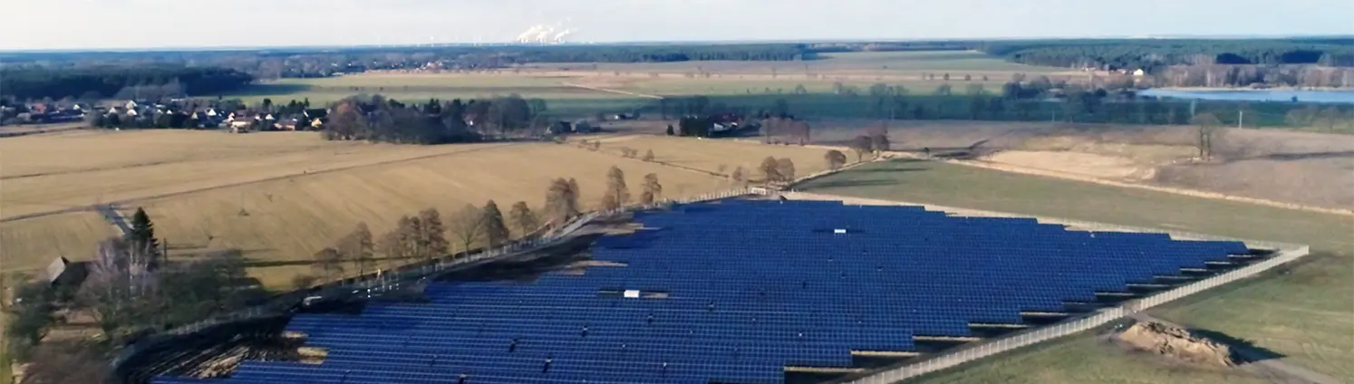Der Solarpark Gablenz der SpreeGasSolar aus der Luft, umgeben von Wiesen, Feldern und Wäldern.