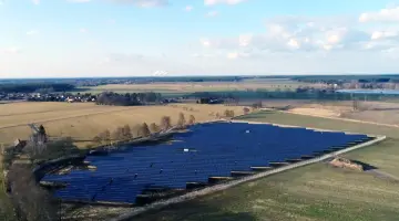 Der Solarpark Gablenz der SpreeGasSolar aus der Luft, umgeben von Wiesen, Feldern und Wäldern.