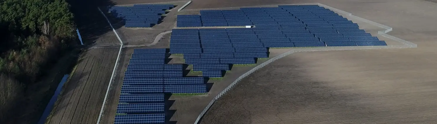 Der Solarpark Kahsel der SpreeGasSolar aus der Luft gesehen. Drumherum Felder und Wälder.