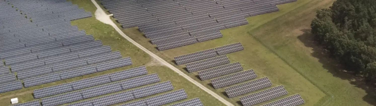 Solarpark Laubsdorf 2 der Spreegassolar aus der Luft, umgeben von Feldern und Wäldern.