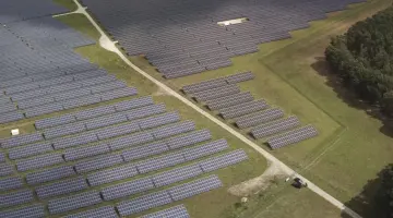 Solarpark Laubsdorf 2 der Spreegassolar aus der Luft, umgeben von Feldern und Wäldern.