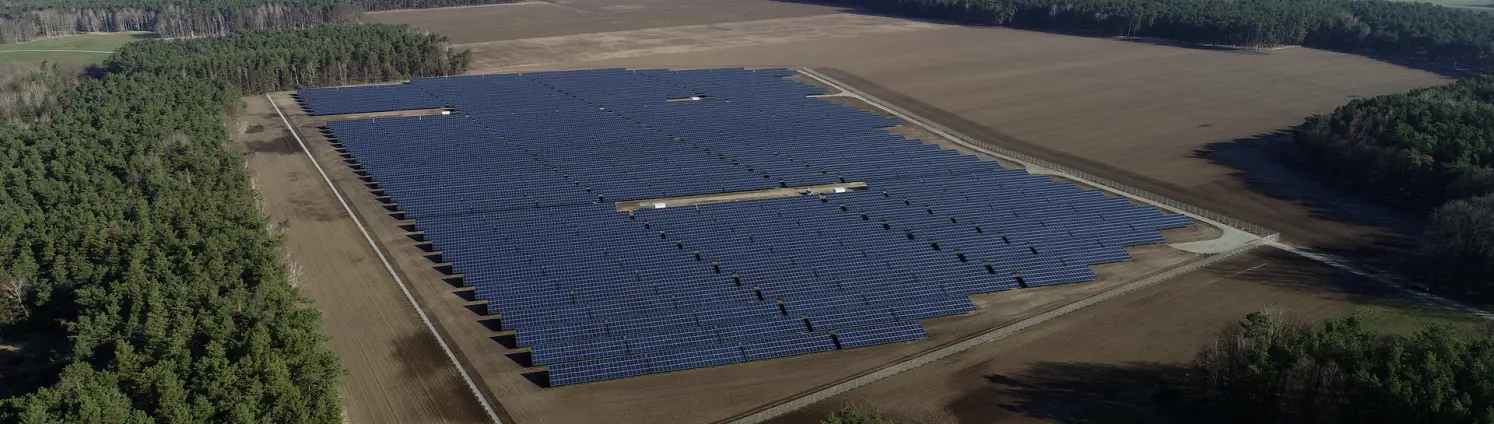 Solarpark Laubsdorf der SpreeGasSolar aus der Luft, umgeben von Wäldern, Feldern und Ortschaften.