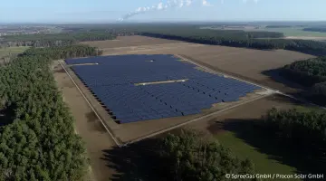 Solarpark Laubsdorf der SpreeGasSolar aus der Luft, umgeben von Wäldern, Feldern und Ortschaften.