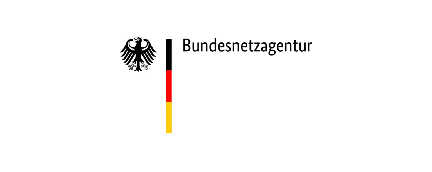Logo: Schriftzug Bundesnetzagentur steht neben einem schwarz-rot-gelben vertikalen Balken und einem schwarzen Bundesadler.