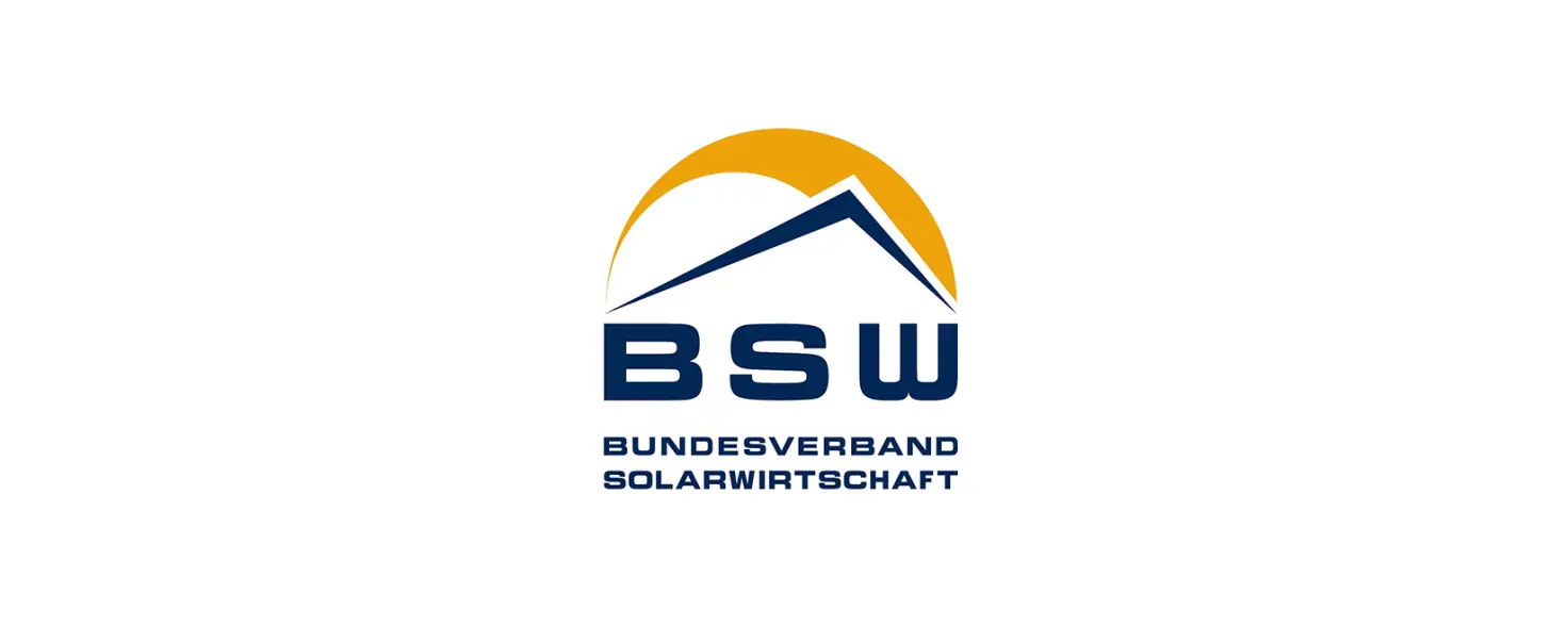 Logo Bundesverband Solarwirtschaft: Schriftzug BSW Bundesverband Solarwirtschaft. Darüber ein stilisiertes Solarpaneel und ein orangefarbener Bogen.