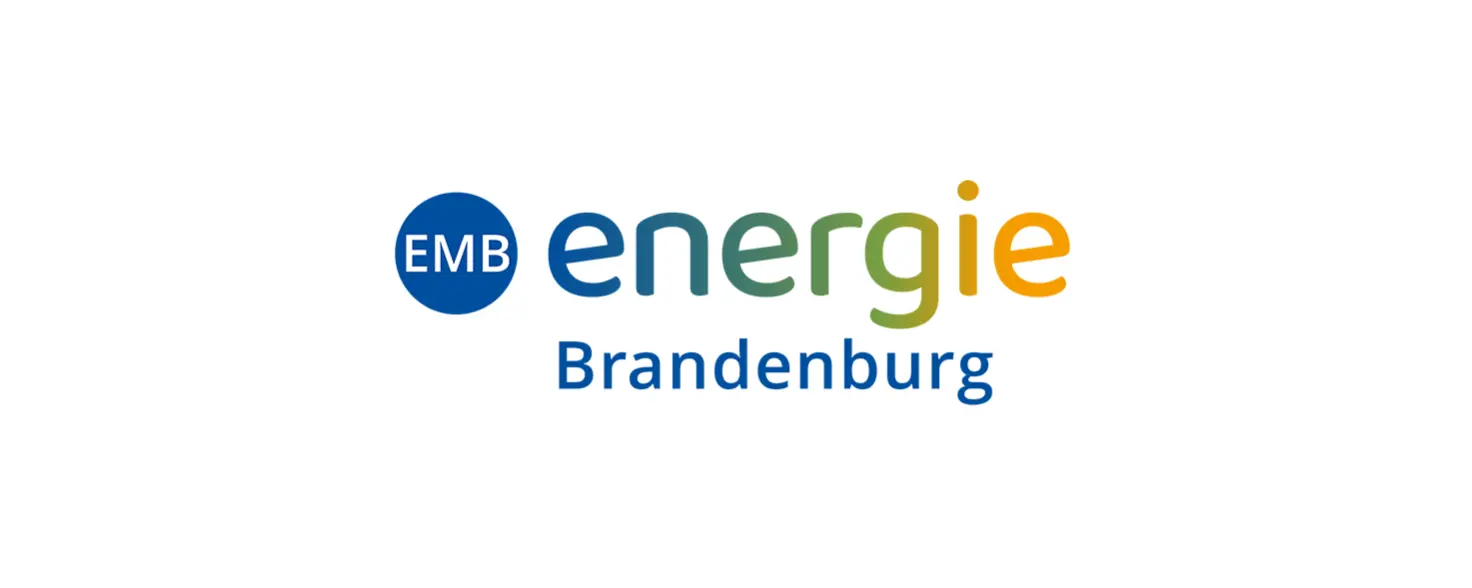 Logo Energie Brandenburg: Schriftzug Energie Brandenburg mit Verlauf von Dunkelblau über Grün zu Orange.