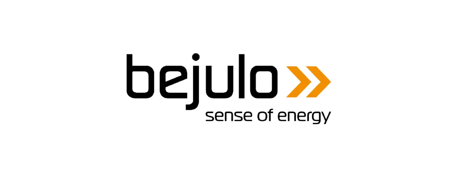 Logo Bejulo mit orangefarbenem Doppelpfeil und dem Zusatz Sense of Energy in Schwarz.