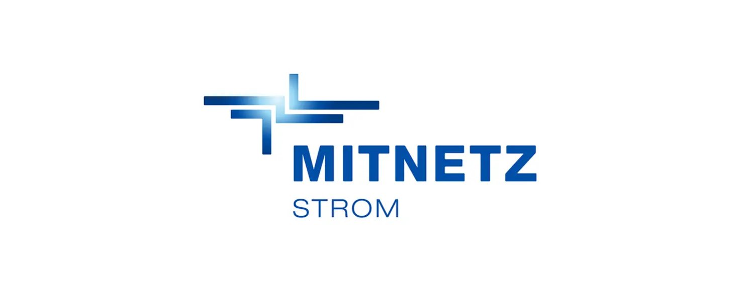 Logo Mitnetz Strom: Schriftzug in Mittelblau. Signet aus drei blauen Balken, die an unterschiedlichen Stellen rechtwinklig abknicken.